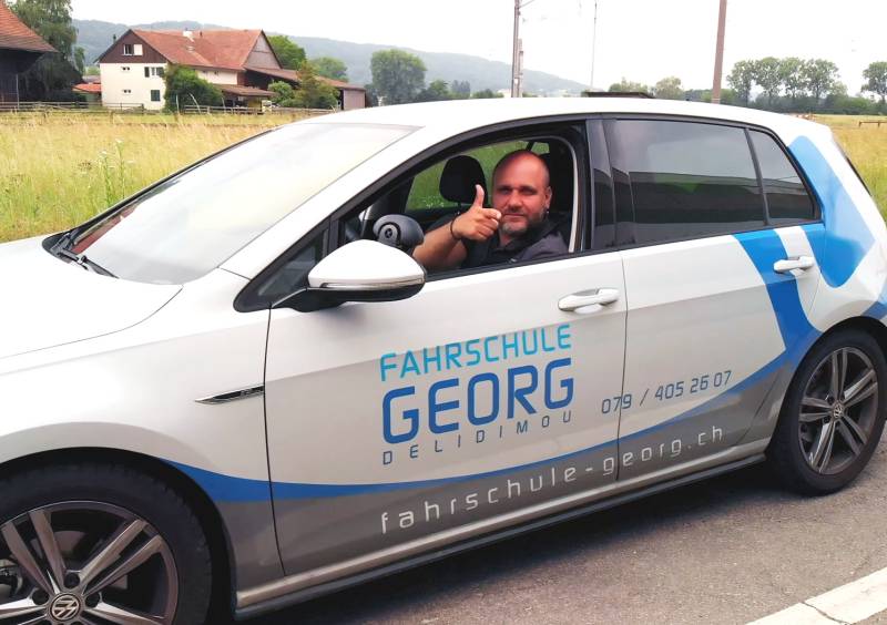 Georg im Auto